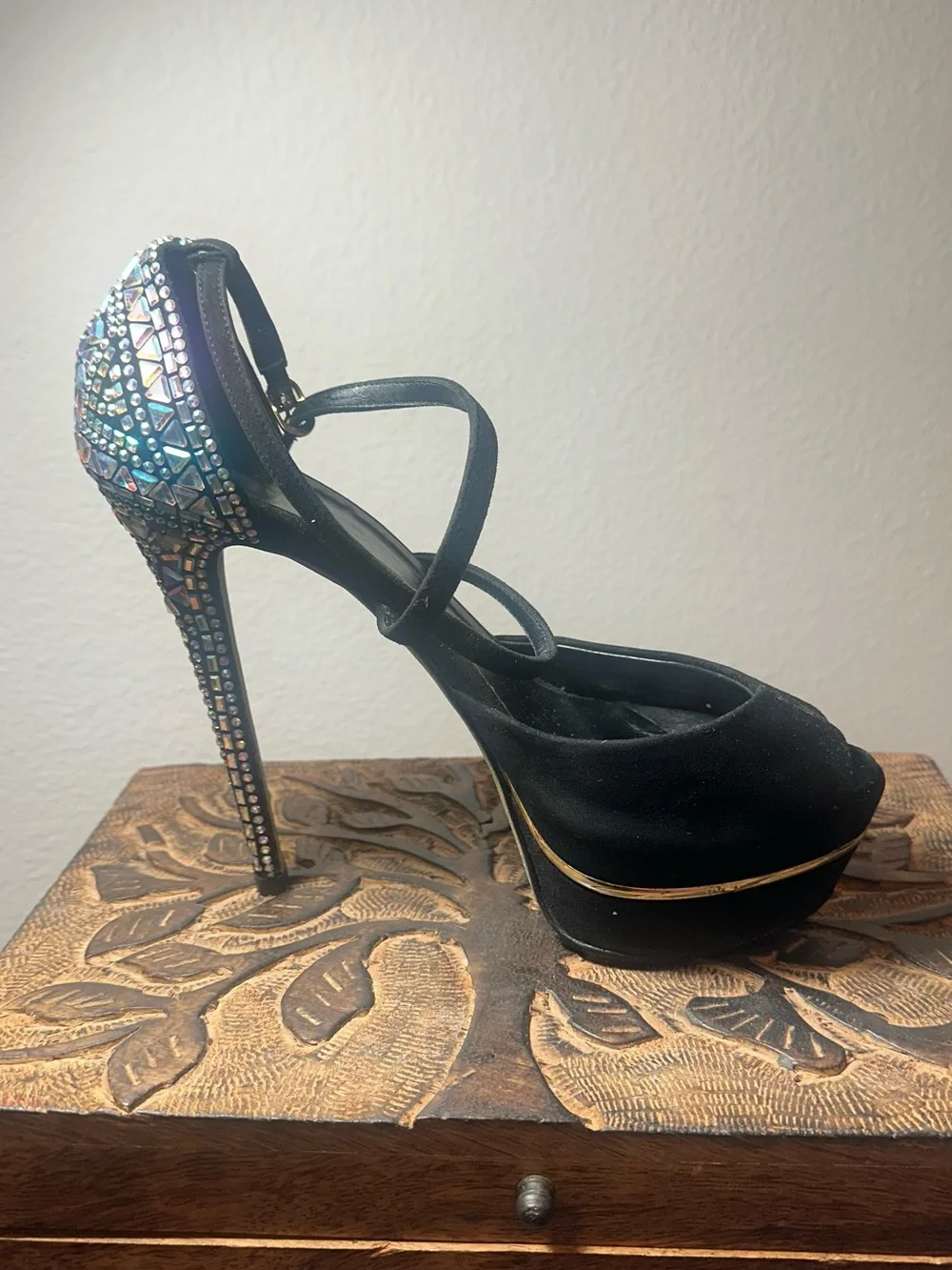 Le Silla Italian originals Black Jeweled Platform Peep-Toe pumps